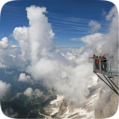 Pärchen beim Radfahren im Sommerurlaub in Österreich