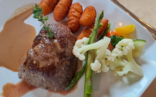 Rumpsteak mit Gemüse und Kroketten